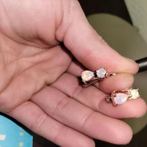 💖Rose Gold Colored Sparkly Opalescent Cat Earrings🌸 - Picture 8 of 15